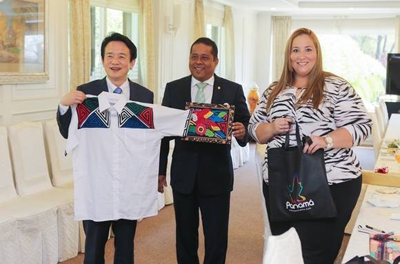 남경필 경기도지사가 라파엘 삐노삔또 파나마 주지사 내외에게서 기념품으로 받은 파나마 전통 의상 및 공예품을 들고 사진촬영을 하고 있다.