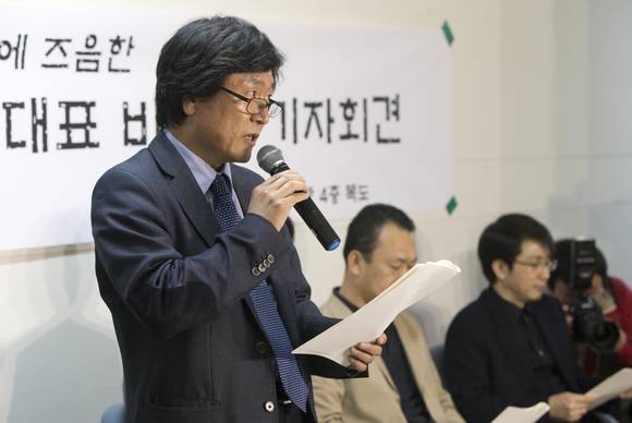 김누리 비상대책위원회 위원장이 22일 오후 중앙대 서울캠퍼스 교수연구동에서 열린 중앙대 교수협의회·교수대표 비대위 기자회견에서 이용구 총장 사임과 박용성 전 이사장에게 법적 책임을 요구하는 발언을 하고 있다.(사진: 연합뉴스)