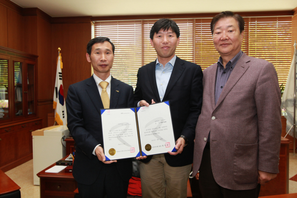 지난 21일 렛츠런파크 부경 윤각현 경마처장(왼쪽)이 요시다 슌스케(가운데)씨에게 마주등록증을 수여한 후 기념촬영을 하고 있다. (사진제공=렛츠런파크 부경)