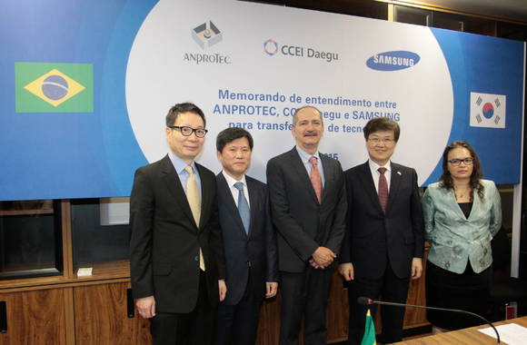 삼성전자와 대구 창조경제혁신센터는 24일(현지시간) 브라질의 수도인 브라질리아에 위치한 브라질 과학기술부에서 브라질 혁신기업진흥협회인 안프로텍(Anprotec)과 창조경제혁신센터 모델 전파와 브라질 청년창업·스타트업 육성 협력을 위한 상호 협약(MOU)을 맺었다. 왼쪽부터 김선일 대구 창조경제혁신센터장, 김정환 삼성전자 중남미총괄, 알도 헤벨로(Aldo Rebelo) 과학기술부 장관, 최양희 미래창조과학부 장관, 프란실리니 프로코피오 가르시아 안프로텍 대표(사진 제공: 삼성전자)