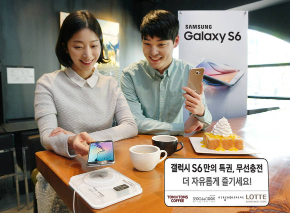 삼성전자 모델들이 협업 매장 안에 설치된 무선충전기에 제품을 올려두는 단순한 동작만으로도 편리하게 ‘갤럭시S6’를 무선 충전하고 있다(사진 제공: 삼성전자)