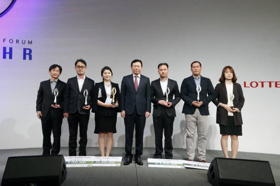 27일 잠실 롯데호텔에서 진행된 ‘2015 롯데 HR 포럼’에서 롯데그룹 신동빈 회장이 '밸류 챔피언 어워드' 수상자들과 기념 촬영을 하고 있다. (CNB=이성호 기자)