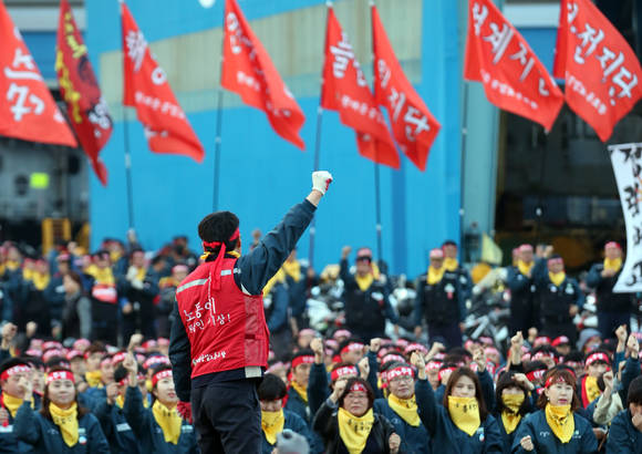23일 오후 울산 현대중공업 본사에서 열린 '2015 임투 승리 출정식'에서 노조원들이 구호를 외치고 있다.(사진: 연합뉴스)