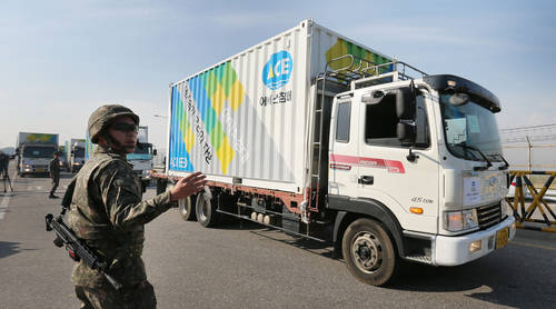 28일 경기도 파주시 통일대교에서 에이스경암의 대북지원 차량이 임진강을 건너고 있다. (사진=연합뉴스)