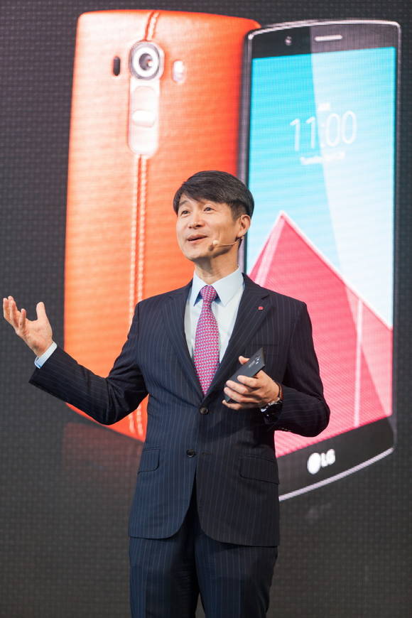 미국 뉴욕 맨하탄 프리덤 타워에서 현지시간 오전 11시에 열린 G4 공개행사서 MC 사업본부장 조준호 사장이 LG전자 전략 스마트폰 G4를 직접 선보이고 있다(사진 제공: LG전자)