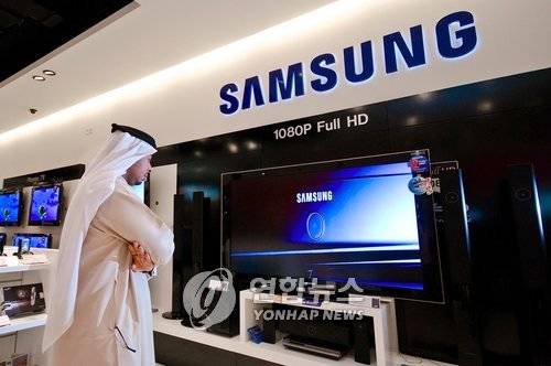 한 아랍인이 삼성전자 홍보관에서 평판TV 제품을 둘러보고 있다(사진: 연합뉴스)