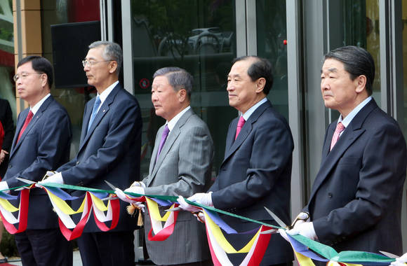 왼쪽부터 박진수 LG화학 부회장, 강유식 LG경영개발원 부회장, 구본무 LG회장, 이상철 LG유플러스 부회장, 구본준 LG전자 부회장이 입주식 테이프 커팅을 하고 있다.(사진 제공: LG유플러스)