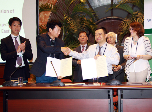 한일환경기술(주) 정관호 대표(왼쪽 2번째), 베트남 상하수도협회 과학기술부장 비에탄구옌 박사(왼쪽 3번째)가 합의서에 서명 후 악수를 하고 있다. (사진제공=기보)