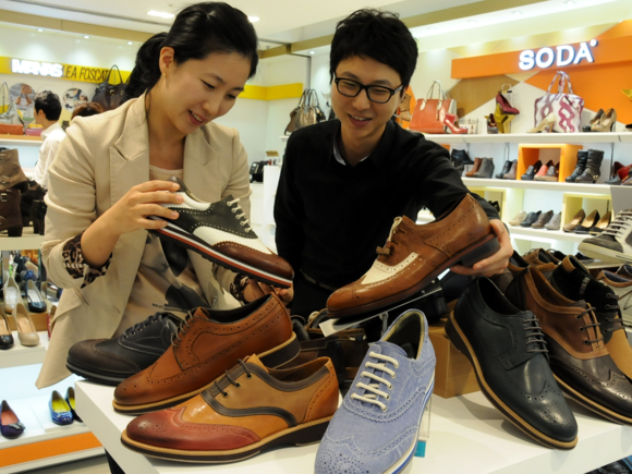 최신 흥행영화에 등장한 구두, 이른바 옥스포드화 같은 정장화가 인기를 끄는 가운데, 롯데백화점 부산본점 소다 매장에서 다양한 정장화를 선보여 고객들이 살펴보고 있다. (사진제공=롯데백화점)