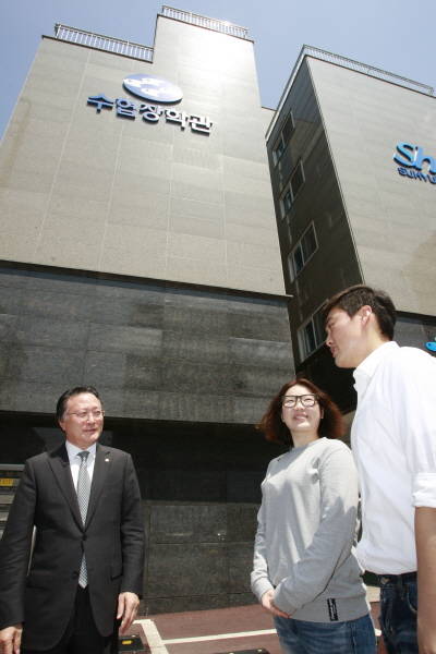 김임권(왼쪽) 이사장이 30일 서울 양천구 신정동 수협장학관을 방문해 입사생 대표 학생들에게 올해 실시되는 재단 사업에 대해 설명하고 있다. (사진제공=어업인교육문화복지재단)