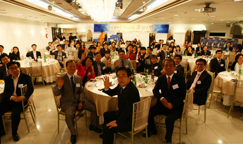 (사진제공=시원공익재단) 부산광역시 복지관장 초청의 밤 행사에 참석자들이 기념촬영을 하고 있다