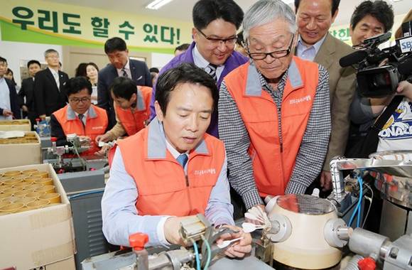 사진은 지난 4월22일 군포 당정동에 위치한 셔틀콕 제조업체를 방문한 남경필 도지사와 이기우 사회통합부지사 (사진=경기도 제공)