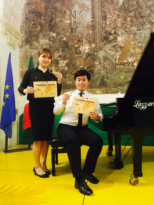 제7회 Terra degli Imperali 국제음악콩쿠르에서 1위에 입상한 (왼쪽부터) 경성대 음악학부 3학년 김선화, 이봉천씨. (사진제공=경성대)