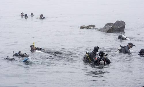 (사진제공=한국해양대) 전문 잠수사들과 수중 정화 활동을 하고 있다