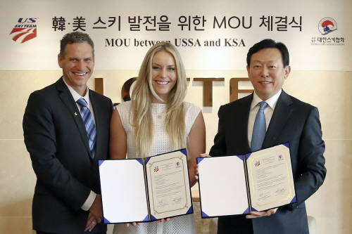 신동빈 대한스키협회 회장은 6일 소공동 롯데정책본부 회의실에서 미국 스키협회와 양 국가의 스키 발전을 위한 MOU를 체결했다. 사진 왼쪽부터 루크 보덴스타이너 미국 스키 스노보드협회 부회장, 린지 본 스키선수, 신동빈 대한스키협회장. (사진제공=롯데)