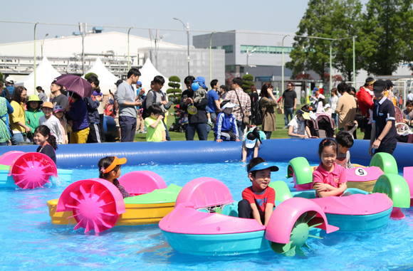 5월 5일 어린이날을 맞아 임직원과 협력사 가족, 지역 주민에게 개방된 수원 ‘삼성디지털시티’를 방문한 어린이들이 미니보트를 타며 즐거워하고 있다.(사진 제공: 삼성전자)