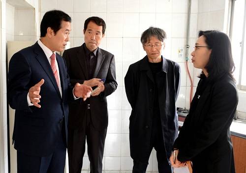 (사진제공=해운대구) 우2동 주민공동작업장을 방문해 현장확인을 하고 있다