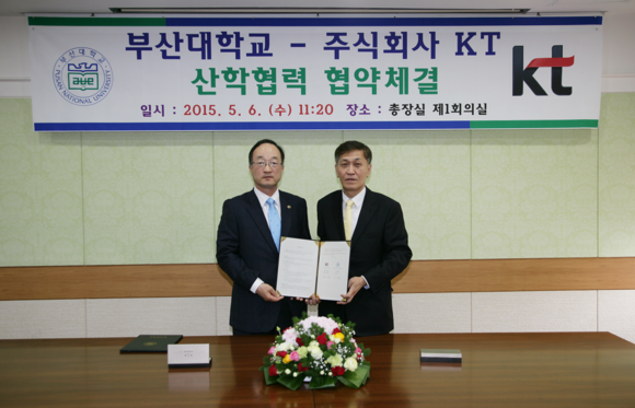 왼쪽부터 김기섭 부산대 총장, 문호원 KT 부산네트워크운용본부장. (사진제공=부산대)