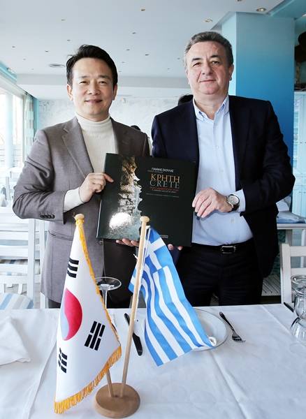 지난 3월1일 남경필 경기도지사가 그리스 크레타주를 방문하여 아르나우타키스 크레타 주지사와 면담하고 기념촬영을 하고 있는 장면 (사진=경기도 제공)