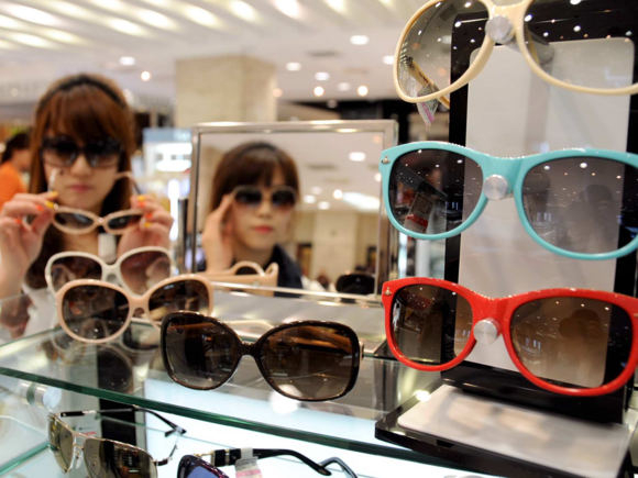 안경이 패션아이템으로 자리잡은 가운데, 롯데백화점 지하 1층 안경/선글라스 매장에서는 다양한 안경과 선글라스를 선보여 여성고객이 살펴보고 있다. (사진제공=롯데백화점)