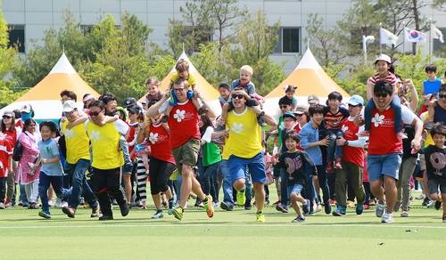 현대중공업은 9일 울산시 동구 서부축구장에서 고객사 외국감독관과 가족 등 2700여명을 초청해 상주 감독관 체육대회를 열었다. 사진은 외국 어린이들이 그동안 배운 태권도 실력을 보여주고 있는 모습. (사진제공=현대중공업)