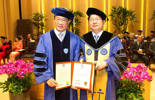 박삼구 금호아시아나그룹 회장(왼쪽)이 지난 9일 서울 서대문구 연세대학교 백주년기념관에서 열린 ‘연세 창립 130주년 기념식’에서 정갑영 연세대학교 총장(오른쪽)에게 명예 경영학박사 학위를 받은 후 기념촬영을 하고 있다. (사진제공= 금호아시아나그룹)