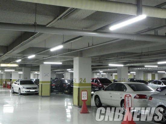 LED등으로 교체돼 환해진 서초더샵 지하주차장 모습. (사진=이성호 기자)