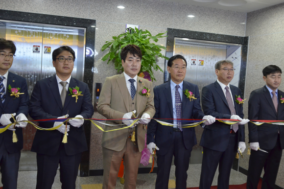 9일 오전 11시반에 열린 주택홍보관 오픈식에서 조은D&C 조도현 대표(왼쪽 3번째)를 비롯한 여러 관계자들이 테이프 커팅을 하고 있다.