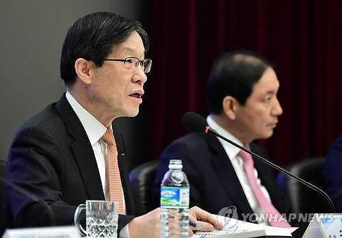 권오준 포스코 회장(왼쪽)이 5일 서울 여의도 거래소에서 열린 기업설명회에서 투자자들의 질문에 답변하고 있다.(사진: 연합뉴스)