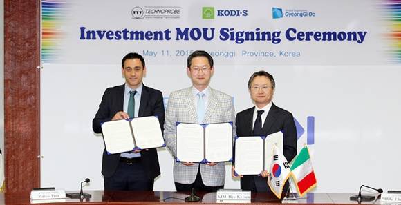 11일 오후 경기도청 상황실에서 열린 경기도와 테크노프로브,코디에스사 투자유치 MOU에서 김희겸 경기도 행정2부지사가 마르코 프레야 테크노프로브 부사장, 박찬중 코디에스 대표이사와 협약서에 서명을 하고 기념촬영을 하고 있다.(왼쪽부터 마르코 프레야 테크노프로브 부사장, 김희겸 경기도 행정2부지사, 박찬중 코디에스 대표이사) 사진=경기도 제공