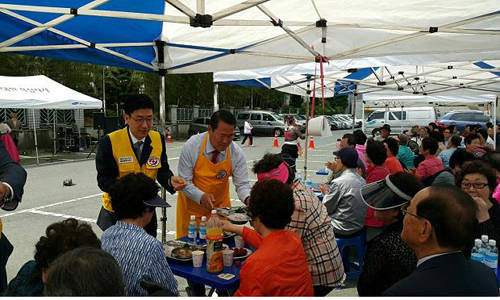 (사진제공=금정구) 금정구 적십자봉사회는 지역 내 어르신들을 초대해 경로잔치를 열었다.