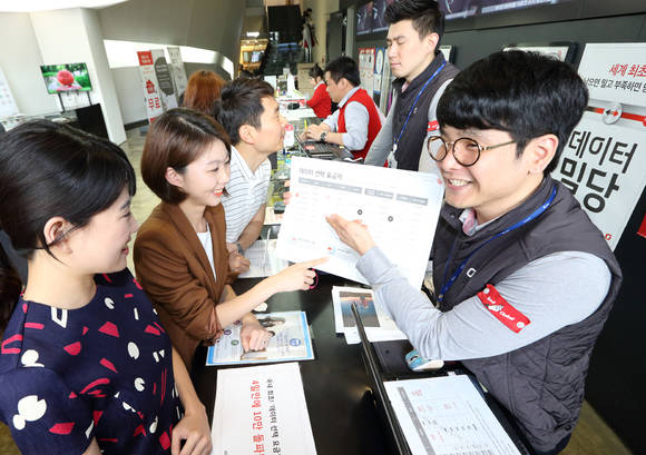 광화문 올레스퀘어 매장에서 고객들이 ‘데이터 선택 요금제’의 가입을 문의하고 있다(사진 제공: KT)