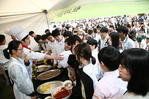 13일 의정부 실내체육관에서 열린 ‘2015 드림樂서’에서 학생들이 요리·파티플래너 체험수업을 하고 있다.(사진 제공: 삼성전자)