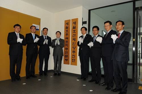 (사진제공=해수부) 사진 왼쪽부터 세월호 선체인양 추진단 부단장 이철조, 세월호 배상 및 보상 지원단장 박경철, 기획조정실장 남봉현, 해양수산부 장관 유기준, 해양수산부 차관(세월호 후속조치 추진본부장) 김영석, 해양정책실장(세월호 선체인양 추진단장) 연영진, 수산정책실장 정영훈, 항만국장 박준권