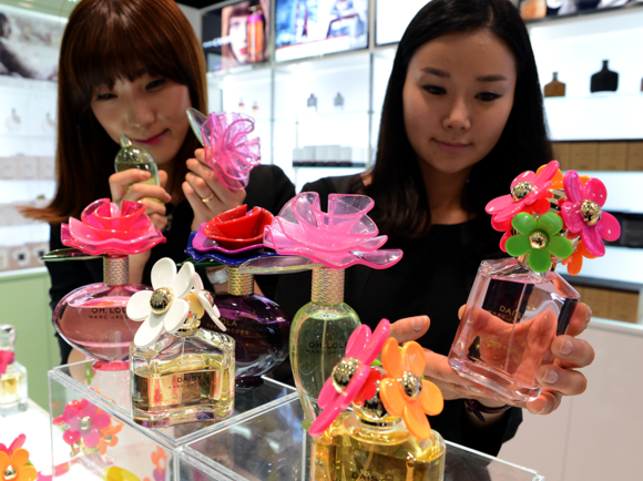 성년의 날을 앞두고 딸을 위해 향수를 구입하는 50대 남성이 증가하는 가운데, 롯데백화점 지하 1층 향수 코너에서는 다양한 병모양의 향수상품을 선보이고 있다. (사진제공=롯데백화점)