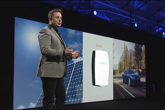 새로운 가정용 ESS ‘파워월’을 발표하는 테슬라의 CEO 엘론 머스크(사진: 테슬라)