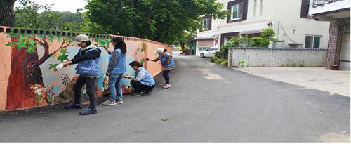 (사진제공=기장군) 기장군 정관면 평전마을 골목길이 벽화거리로 바뀌고 있다