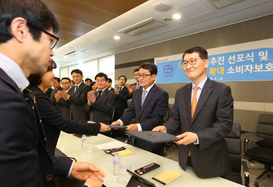 신한카드는 14일 위성호 신한카드 사장, 임은규 한국소비자원 부원장 등이 참석한 가운데 서울 소공로 신한카드 본사에서 CCM 인증 선포식을 개최했다. 위성호 신한카드 사장(오른쪽)이 직원들의 소비자 중심 경영에 대한 의지가 담긴 선언문을 전달 받고 있다. (사진제공=신한카드)