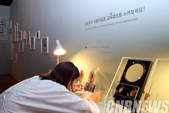 국립민속박물관 전시장에 놓인 자료를 관람객이 보고 있다.(사진=왕진오 기자)