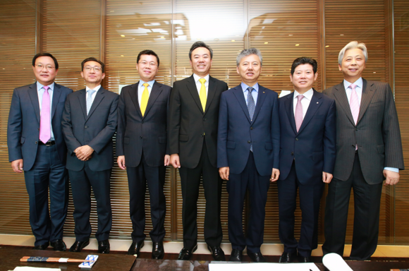 왼쪽부터 HMC투자증권 김흥재 사장, 동부증권 고원종 사장, 신영증권 원종석 사장, 예탁결제원 유재훈 사장, 대우증권 홍성국 사장, 신한금융투자 강대석 사장, 부국증권 전평 사장 (사진제공=예탁원)