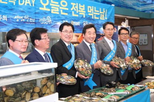 15일 서울 성동구 이마트 성수점에서 완도 활(活)전복 판매촉진 시식행사가 열렸다. 사진 좌측부터 정관범 완도군 의원, 이경동 전라남도 의원, 신우철 완도 군수, 이낙연 전남 도지사, 이갑수 이마트 대표, 최성재 이마트 식품본부장, 임석 완도군 양식협회 금일도 지부장. (사진제공=이마트)