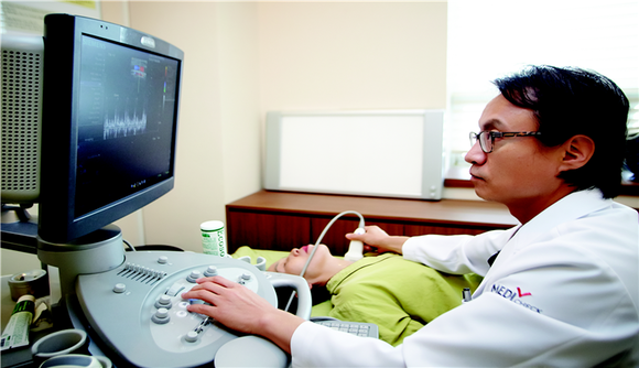 지난달 19일 건협 부산센터의 일요검진에 참여한 한 수검자가 갑상선검사를 받고 있다. (사진제공=건협 부산센터)