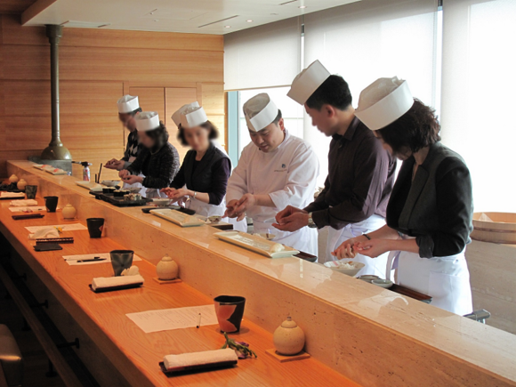 롯데호텔부산이 지난해 호텔의 트레비 클럽 회원을 대상으로 연 스시 강좌 모습. (사진제공=롯데호텔부산)