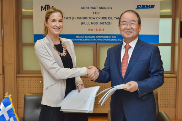 지난 15일(현지시간) 그리스 아테네에서 대우조선해양 정성립 사장(오른쪽)과 사주딸 마리아 안젤리쿠시스 (Maria Angelicoussis)씨가 선박 건조 계약서에 서명한 뒤 악수를 하고 있다. (사진제공=대우조선해양)