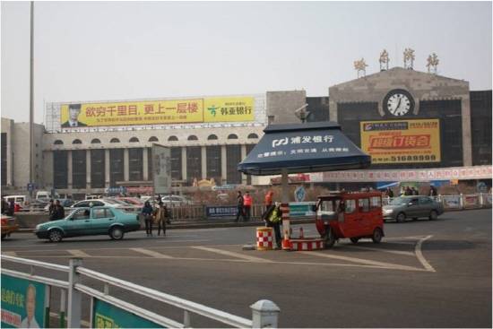 중국 하얼빈 기차역 본관 건물 좌측 옥상에 설치된 하나금융 옥외광고. 광고판 하단 기차역 내에 안중근 의사 기념관이 소재하고 있다. (사진제공=하나금융)