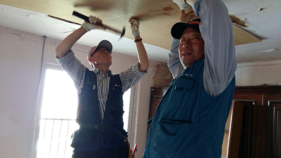 부산우체국 우정이봉사대는 지난 16일 부산 서구지역 1가구 및 노인정을 선정해 도배, 장판, 노후전기를 직접 교체해줬다. (사진제공=부산우정청)