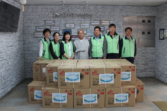 남울산우체국은 18일 여름 폭염을 대비해 지역 홀로어르신과 소년·소녀가장에게 지급할 선풍기 42대를 울산남구종합사회복지관에 전달했다.