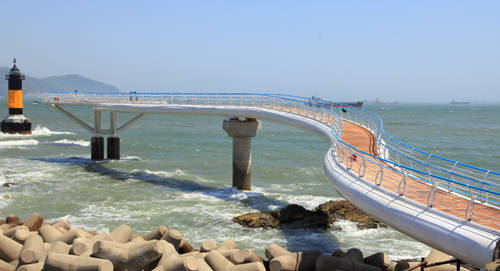 (사진제공=서구) 송도 해수욕장에 조성된 곡선형 해상산책로의 모습