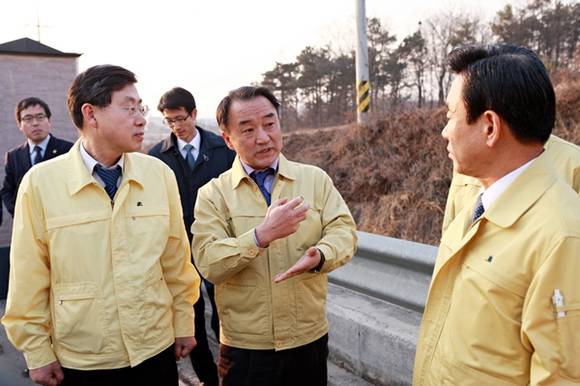 황은성 안성시장이 지난 3월 AI현장을 방문해 확산방지 등 대책을 논의하고 있는 모습(사진=안성시 제공)