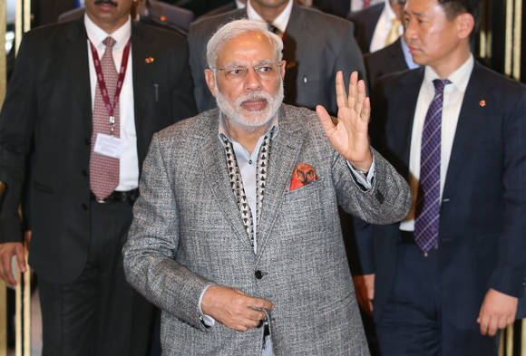 나렌드라 모디 인도 총리가 국내 대기업 CEO들과의 면담을 위해 19일 서울 중구 밀레니엄 힐튼 호텔로 들어서며 손을 흔들고 있다(사진: 연합뉴스)